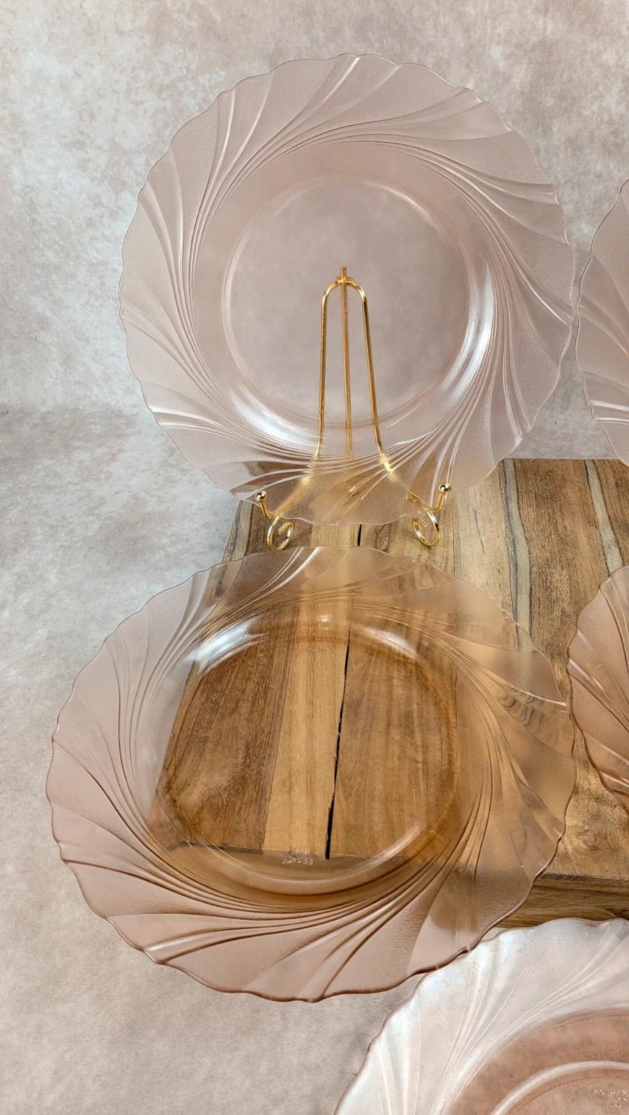 Lot de 5 assiettes en verre rose Véreco – vintage