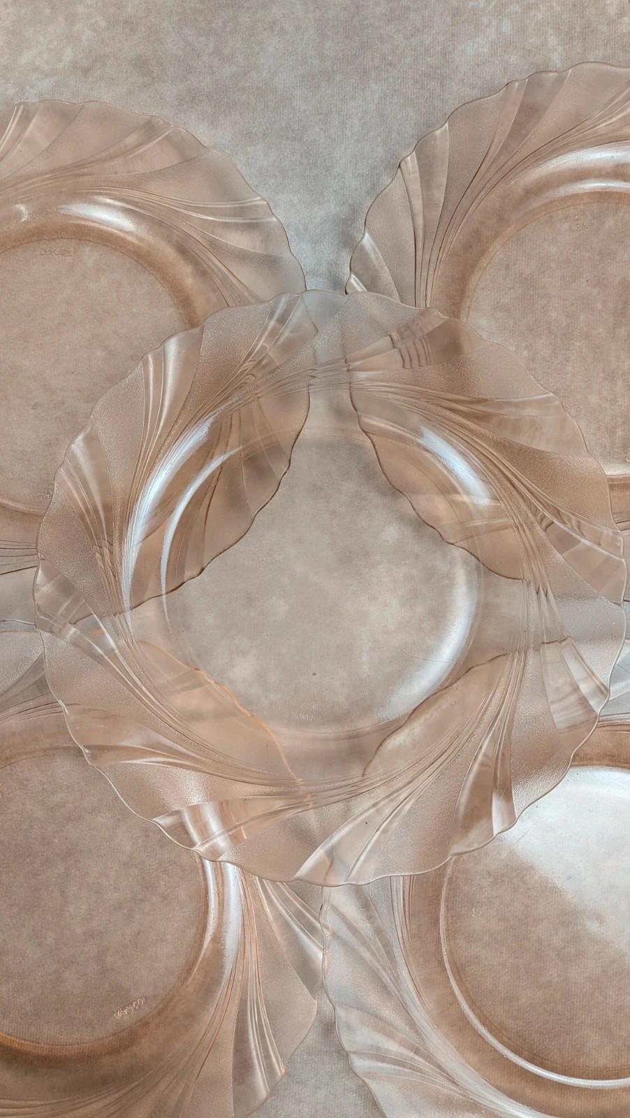 Lot de 5 assiettes en verre rose Véreco – vintage