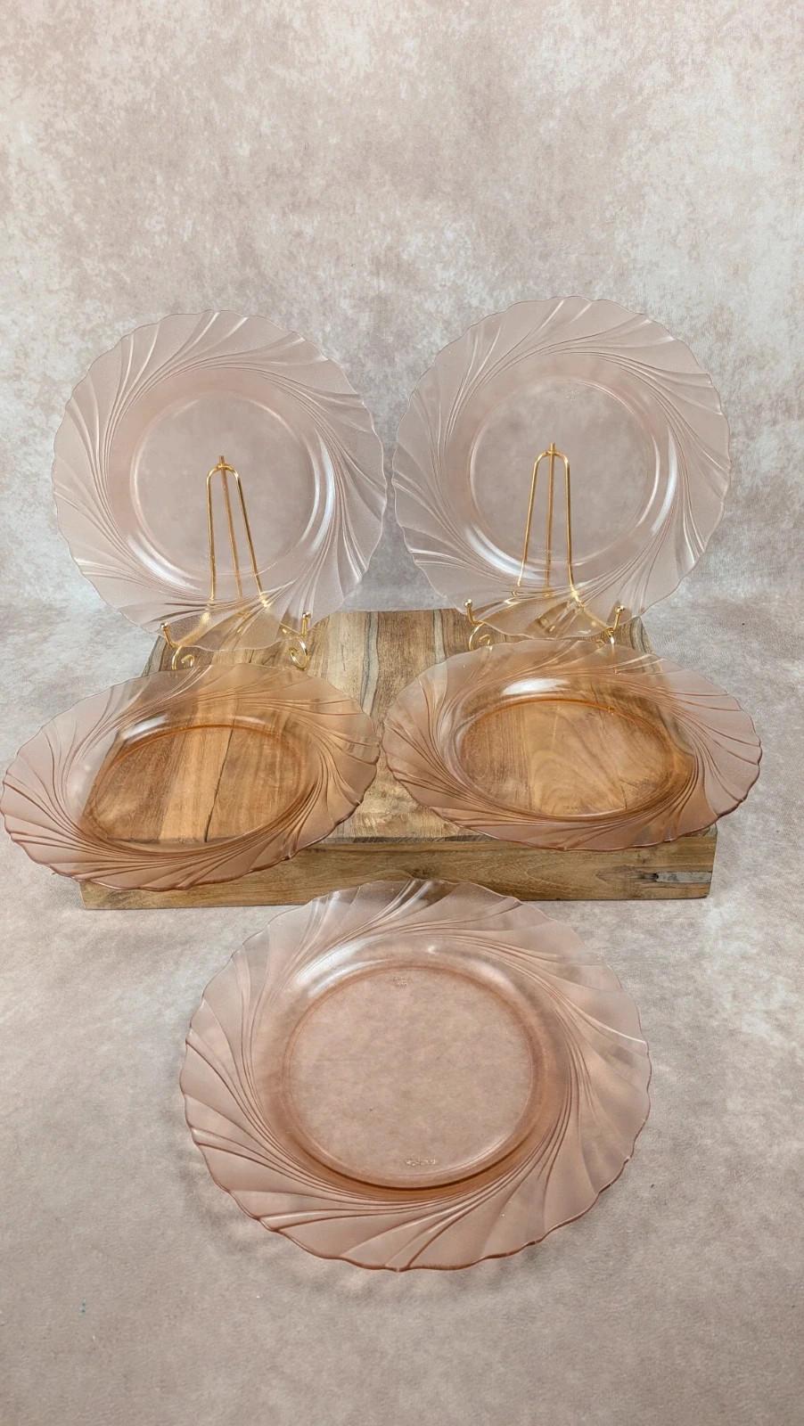 Lot de 5 assiettes en verre rose Véreco – vintage