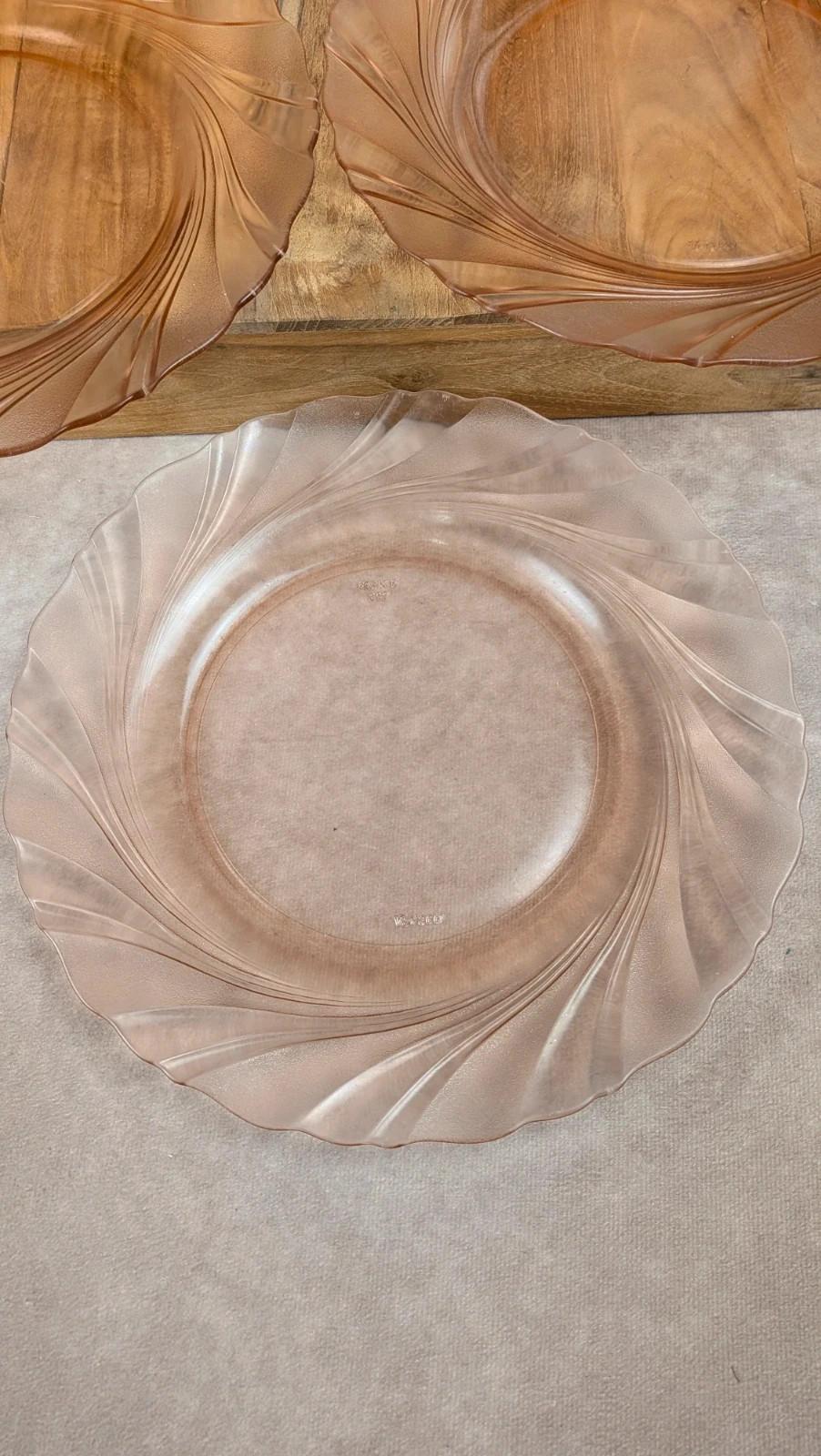 Lot de 5 assiettes en verre rose Véreco – vintage
