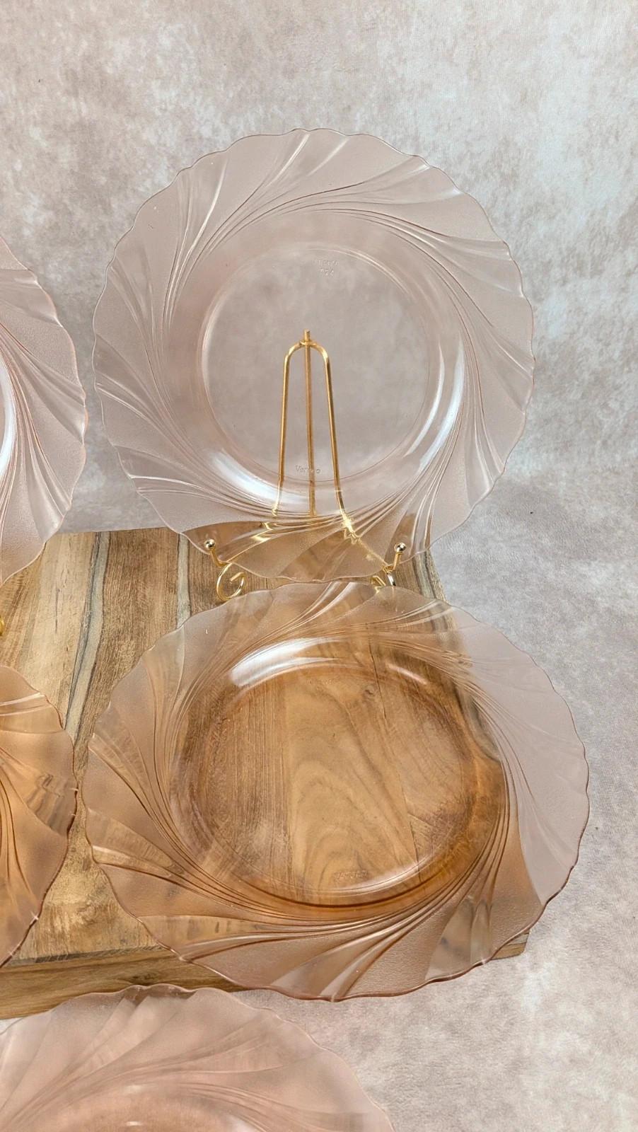 Lot de 5 assiettes en verre rose Véreco – vintage