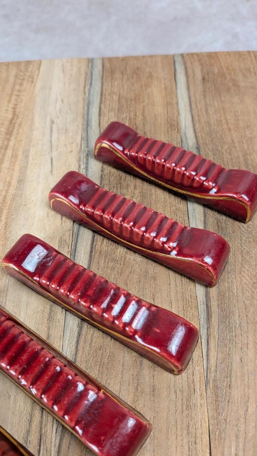 Lot de 5 porte - couteaux vintage Art Déco en céramique rouge bordeaux