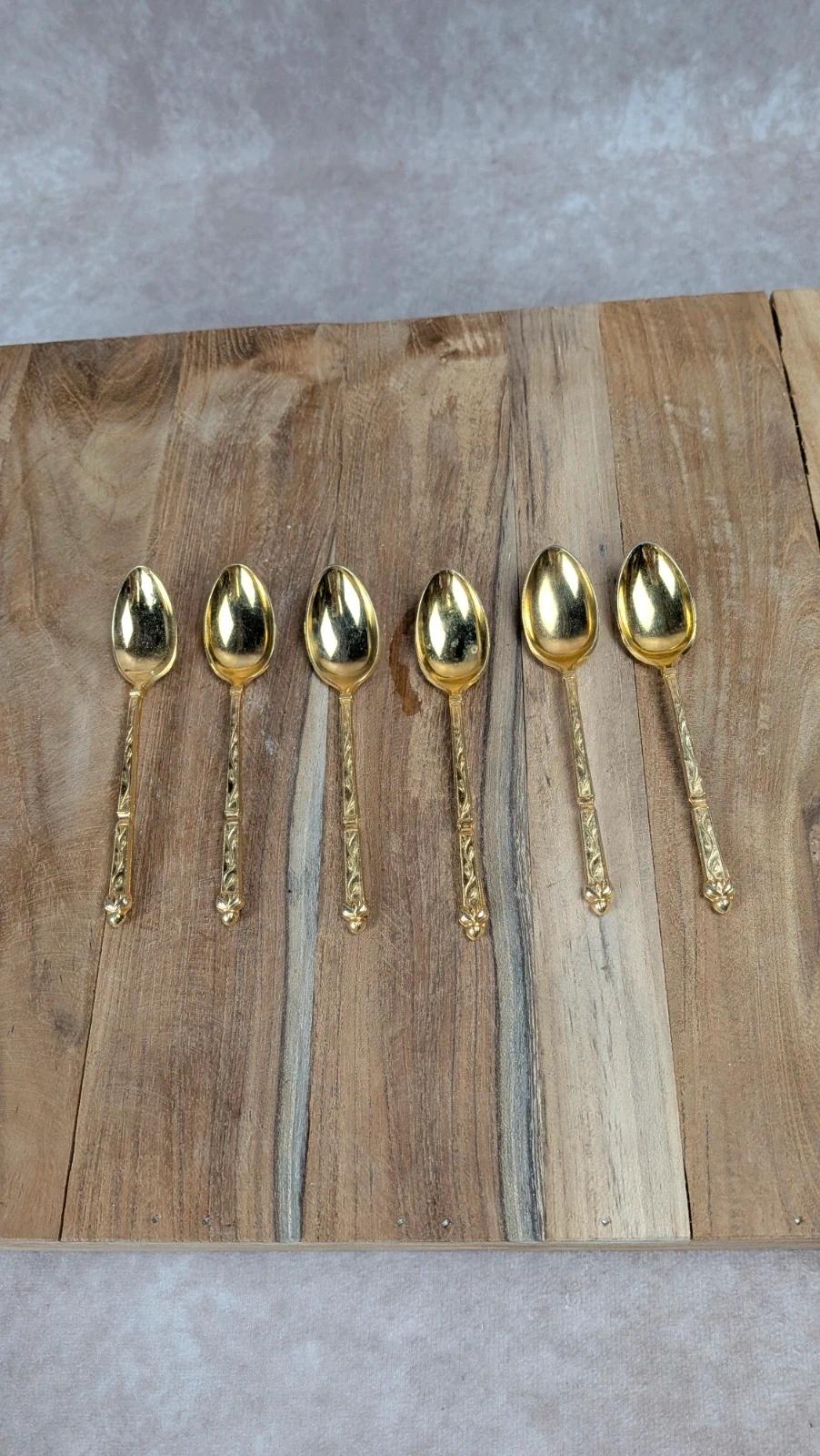 Lot de 6 petites cuillères anciennes dorées – décor fleuri
