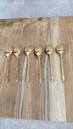 Lot de 6 petites cuillères anciennes dorées – décor fleuri