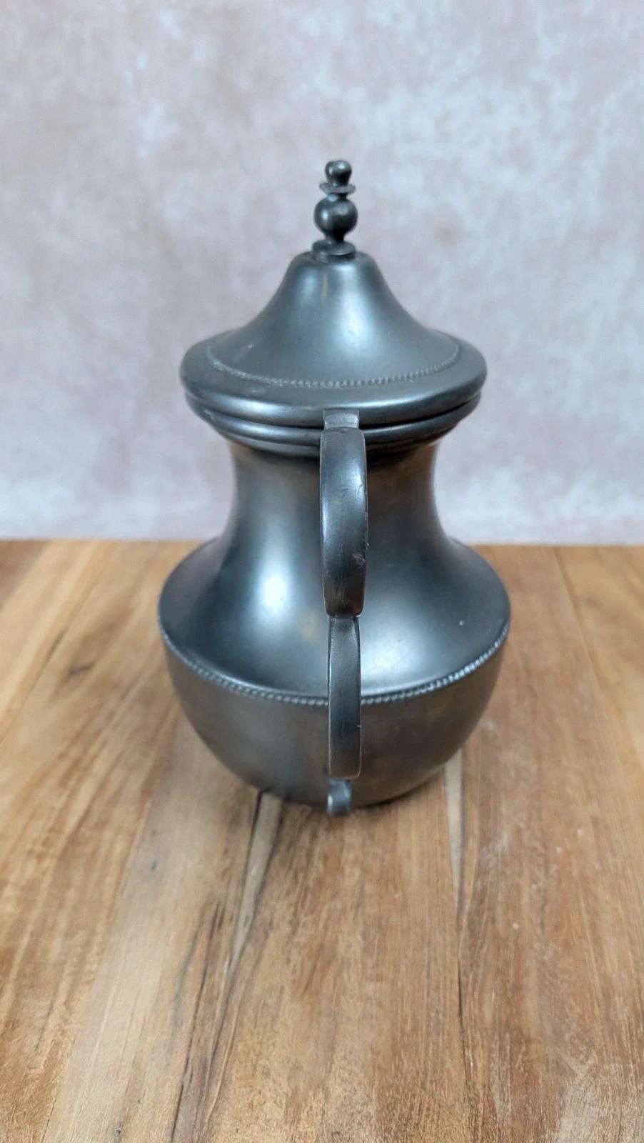 Lot en étain – théière, pot à lait & duo tasses/soucoupes