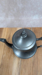 Lot en étain – théière, pot à lait & duo tasses/soucoupes
