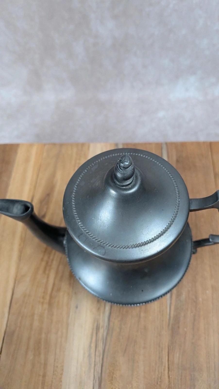 Lot en étain – théière, pot à lait & duo tasses/soucoupes