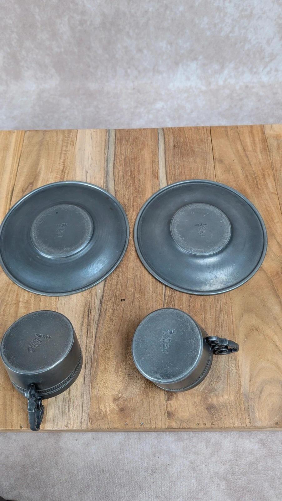 Lot en étain – théière, pot à lait & duo tasses/soucoupes