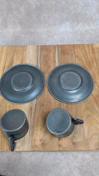 Lot en étain – théière, pot à lait & duo tasses/soucoupes