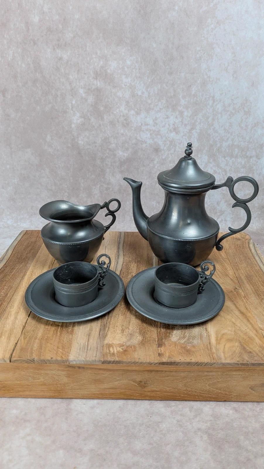 Lot en étain – théière, pot à lait & duo tasses/soucoupes