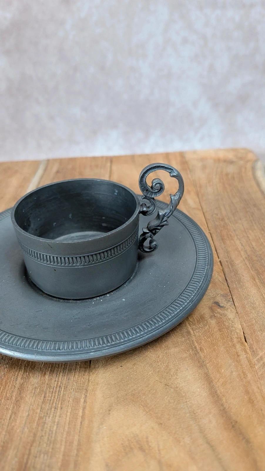 Lot en étain – théière, pot à lait & duo tasses/soucoupes