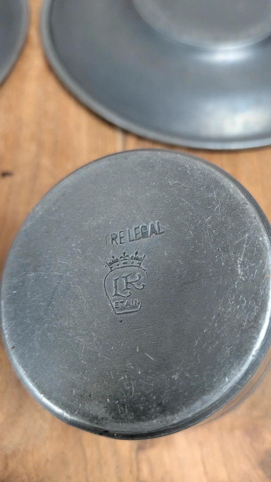 Lot en étain – théière, pot à lait & duo tasses/soucoupes