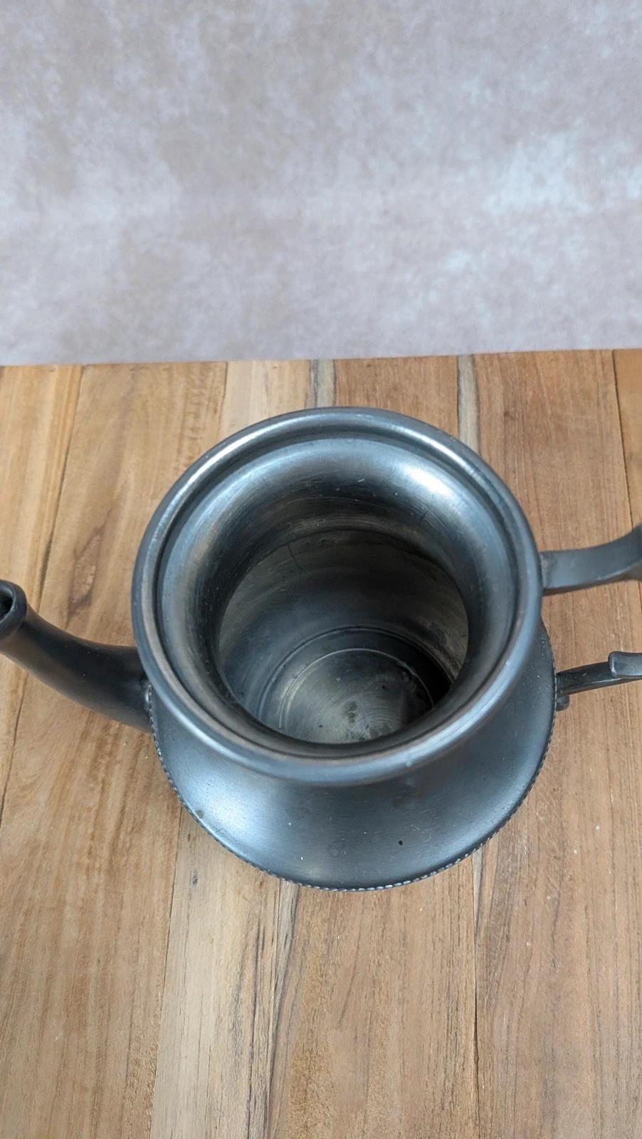 Lot en étain – théière, pot à lait & duo tasses/soucoupes