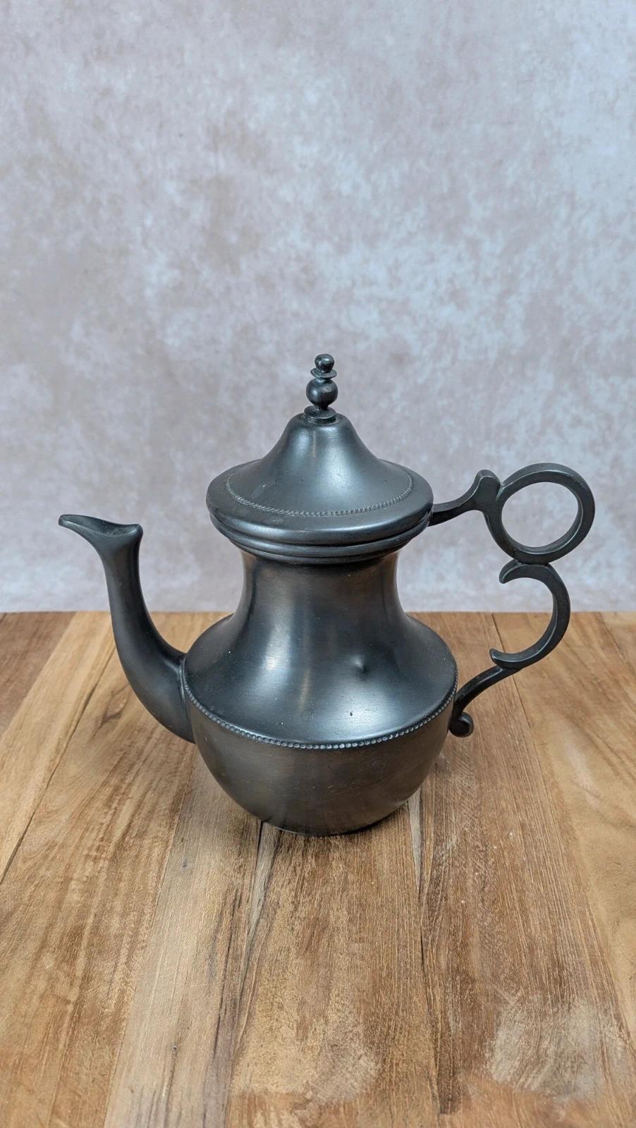 Lot en étain – théière, pot à lait & duo tasses/soucoupes