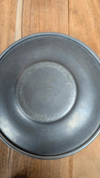 Lot en étain – théière, pot à lait & duo tasses/soucoupes