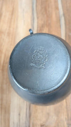 Lot en étain – théière, pot à lait & duo tasses/soucoupes