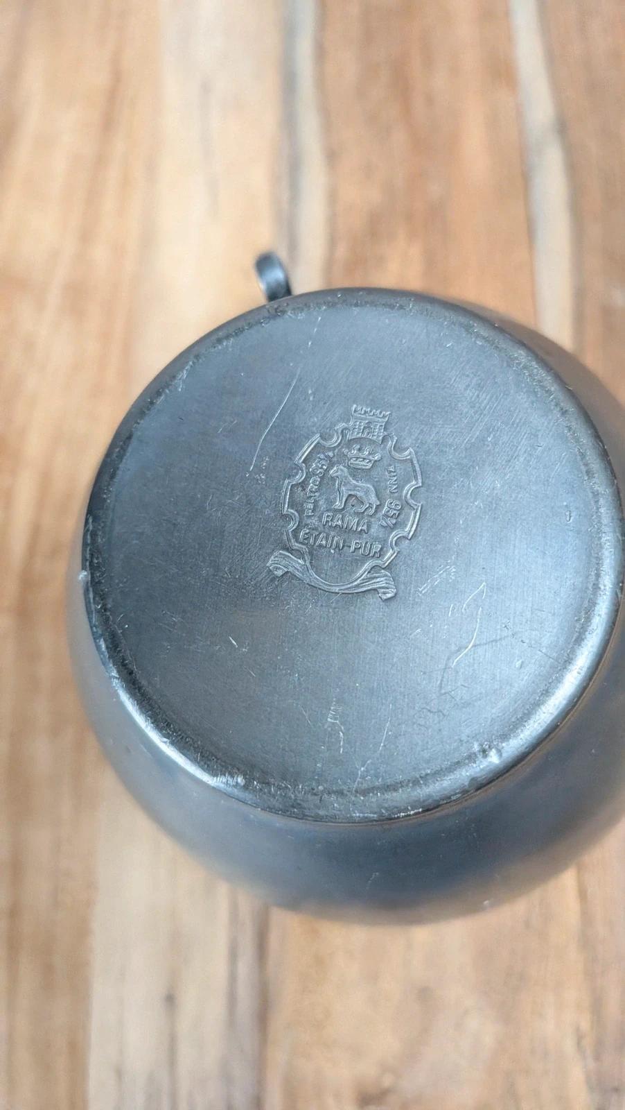 Lot en étain – théière, pot à lait & duo tasses/soucoupes