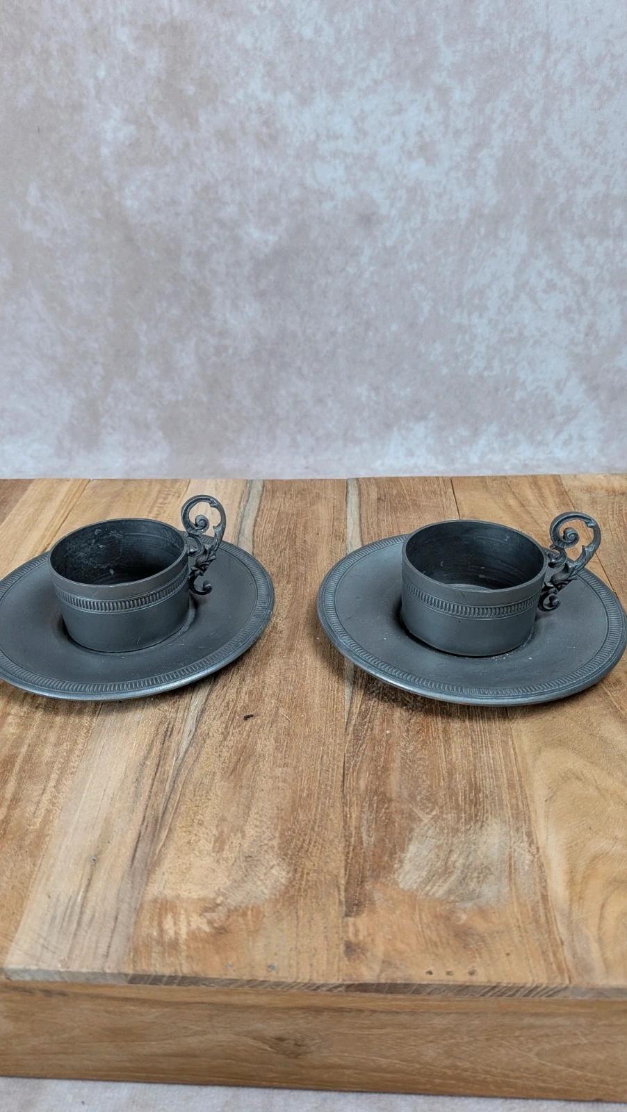 Lot en étain – théière, pot à lait & duo tasses/soucoupes