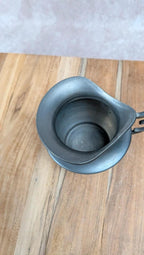 Lot en étain – théière, pot à lait & duo tasses/soucoupes