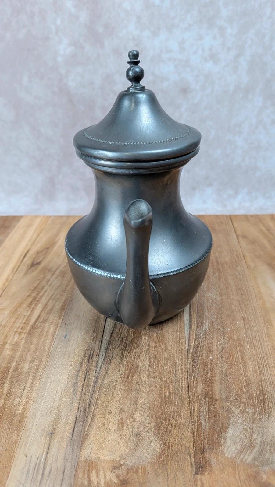 Lot en étain – théière, pot à lait & duo tasses/soucoupes