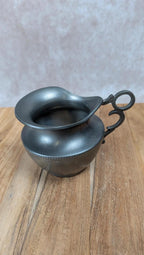 Lot en étain – théière, pot à lait & duo tasses/soucoupes