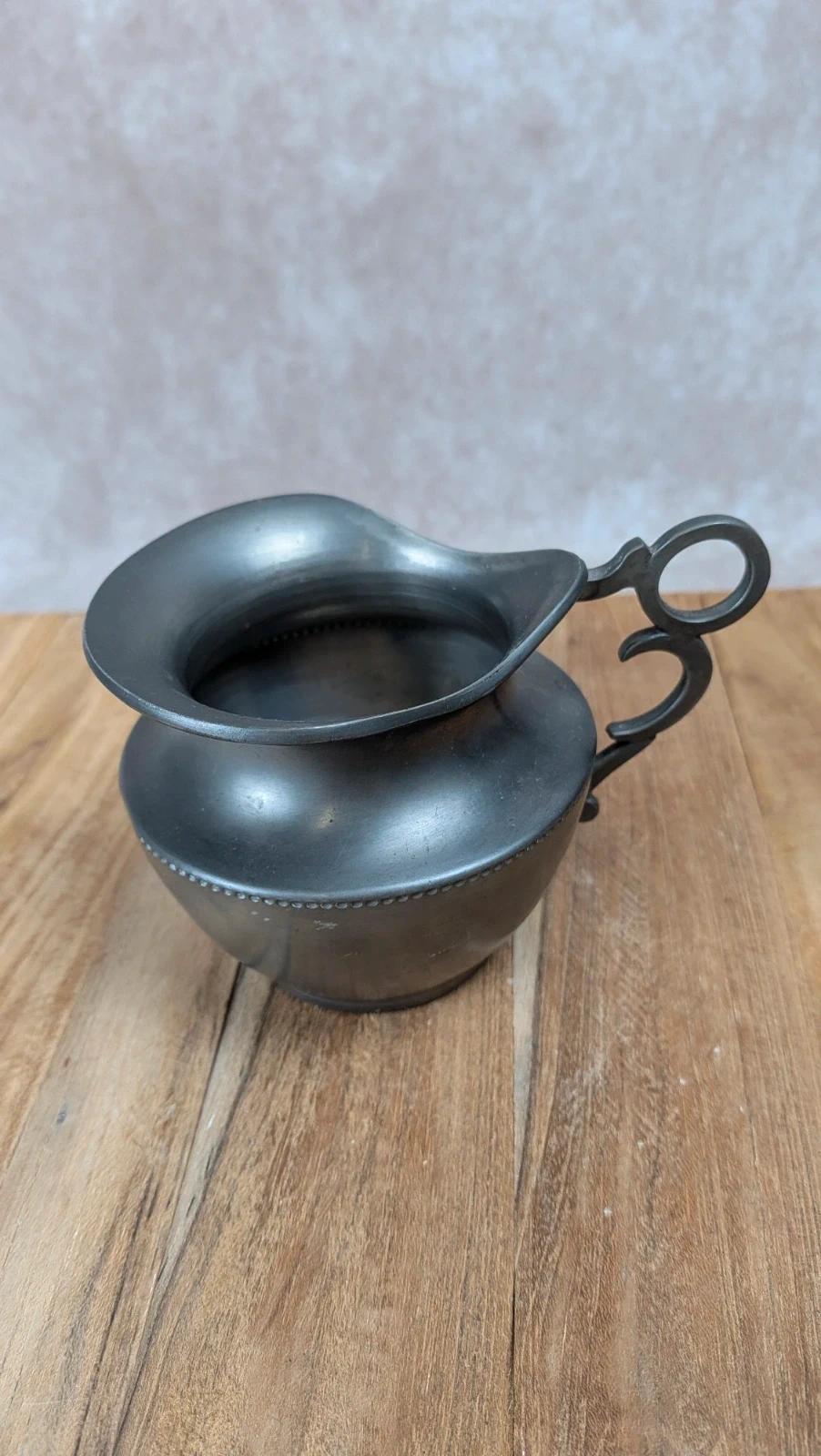 Lot en étain – théière, pot à lait & duo tasses/soucoupes
