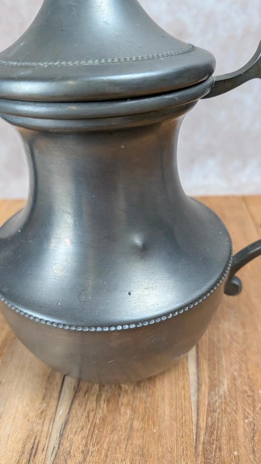 Lot en étain – théière, pot à lait & duo tasses/soucoupes