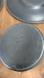 Lot en étain – théière, pot à lait & duo tasses/soucoupes