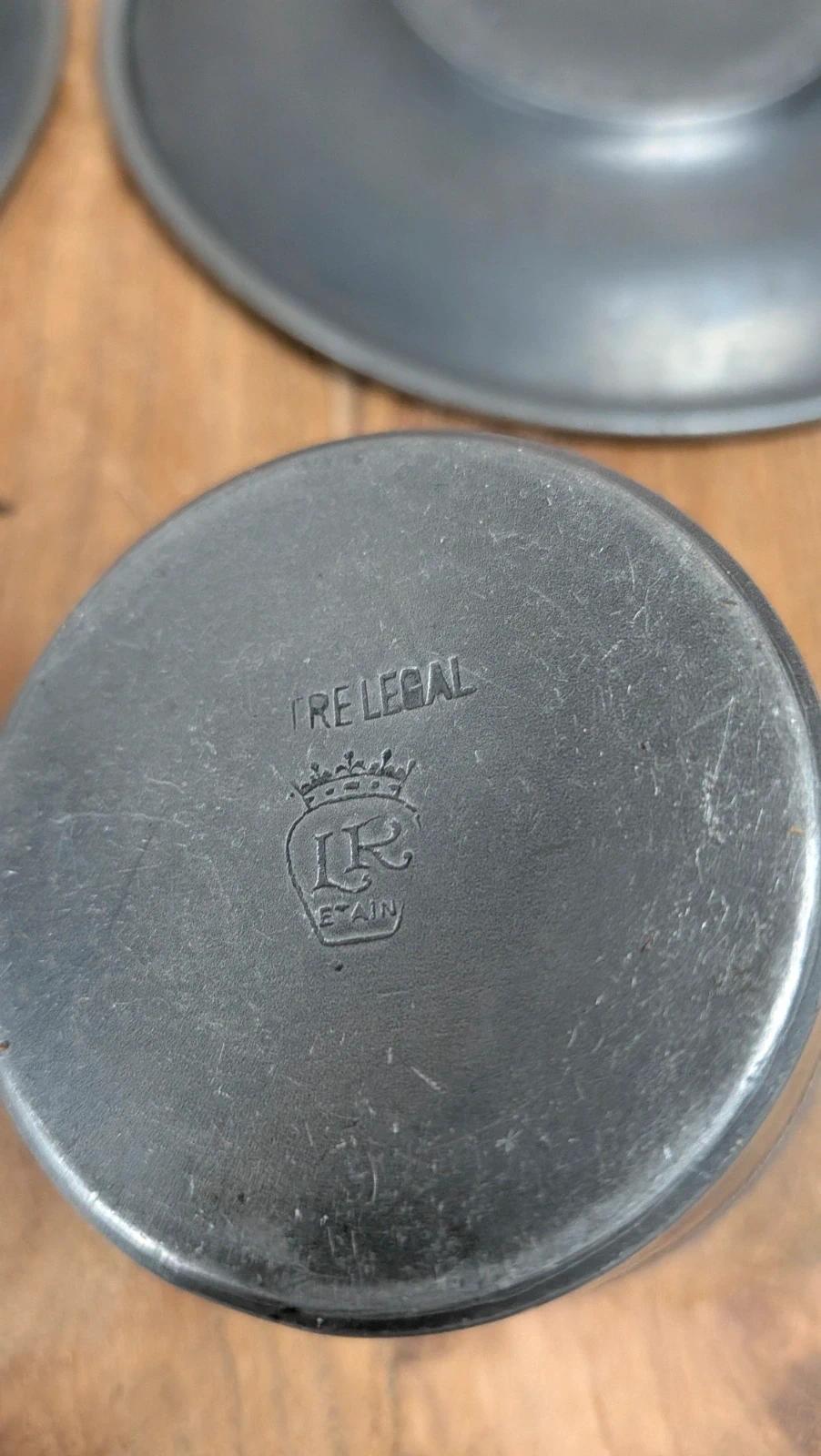 Lot en étain – théière, pot à lait & duo tasses/soucoupes