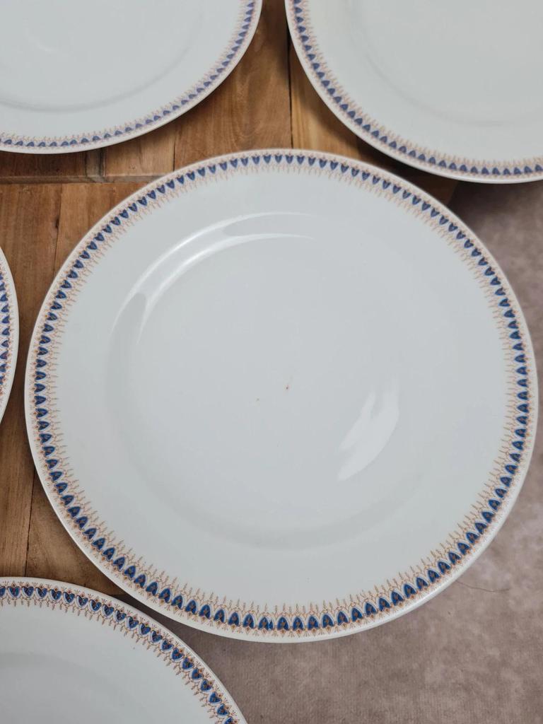 Lot porcelaine française ancienne – 8 assiettes à dessert + 1 plat à gâteau 💙