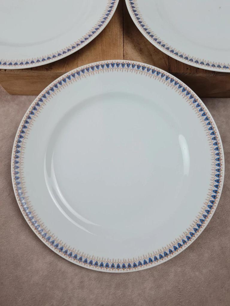 Lot porcelaine française ancienne – 8 assiettes à dessert + 1 plat à gâteau 💙