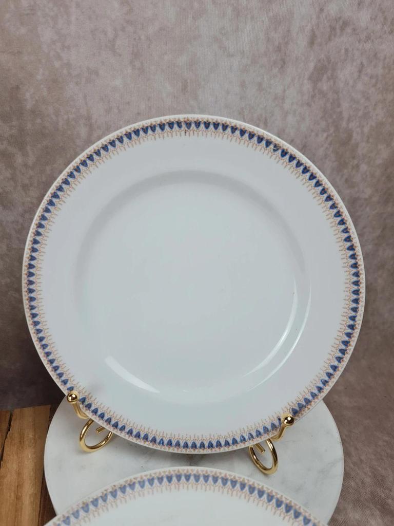 Lot porcelaine française ancienne – 8 assiettes à dessert + 1 plat à gâteau 💙