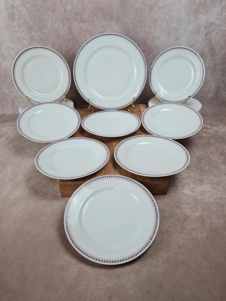 Lot porcelaine française ancienne – 8 assiettes à dessert + 1 plat à gâteau 💙