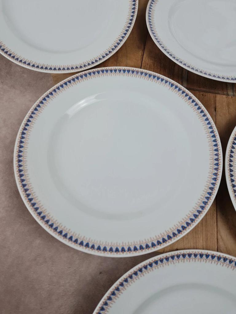 Lot porcelaine française ancienne – 8 assiettes à dessert + 1 plat à gâteau 💙