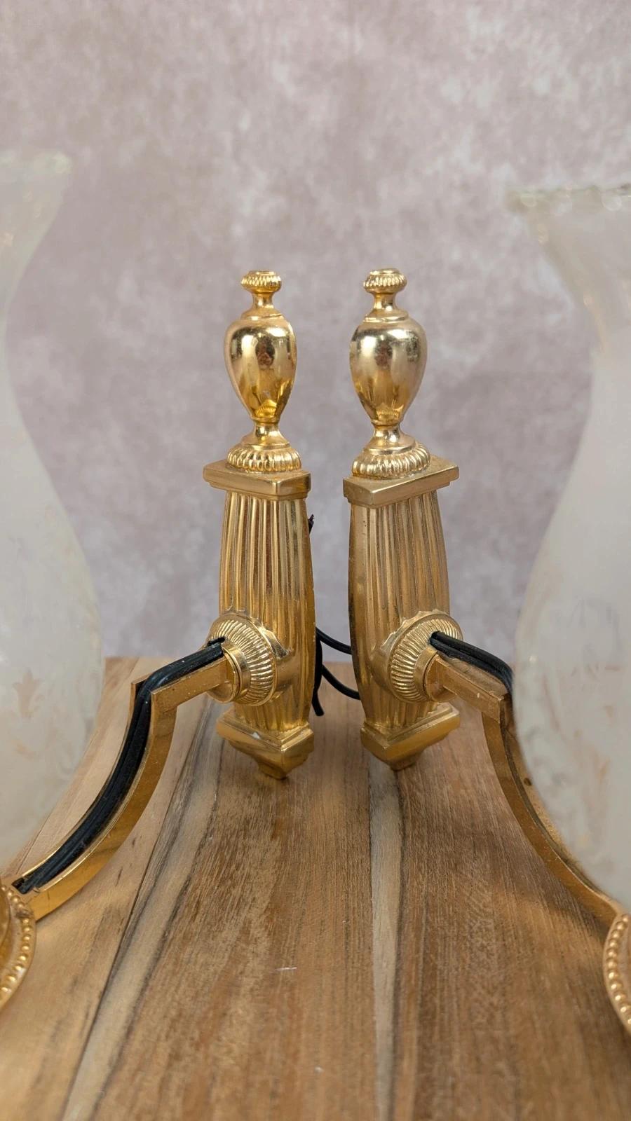 Paire d’appliques murales vintage en laiton doré et verre dépoli gravé