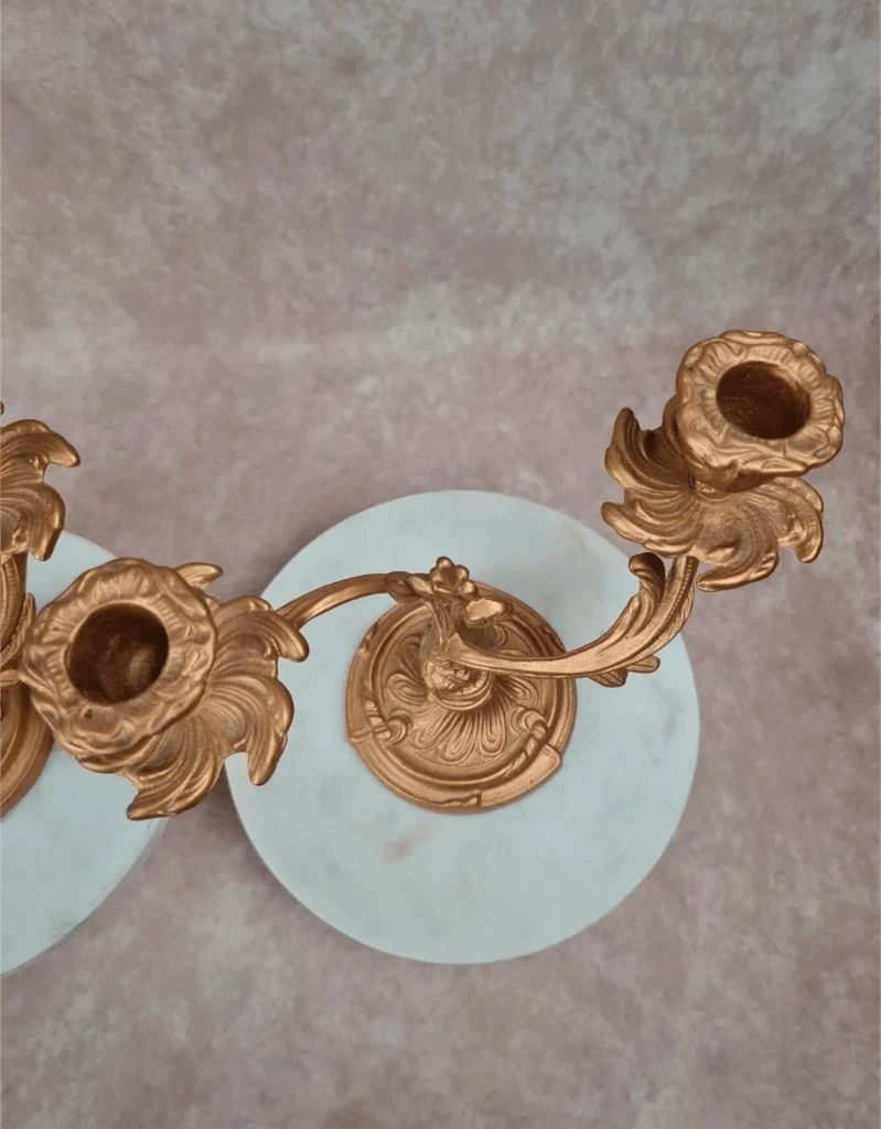 Paire de bougeoirs anciens dorés – style Louis Xv / Rocaille