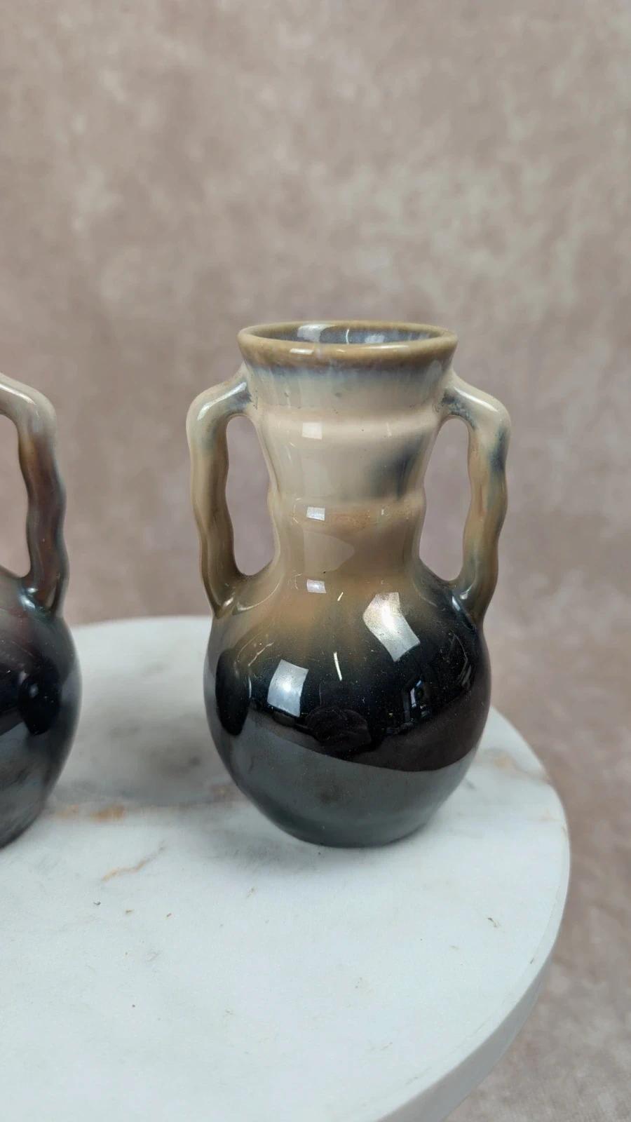 Paire de petits vases en céramique vintage bicolore
