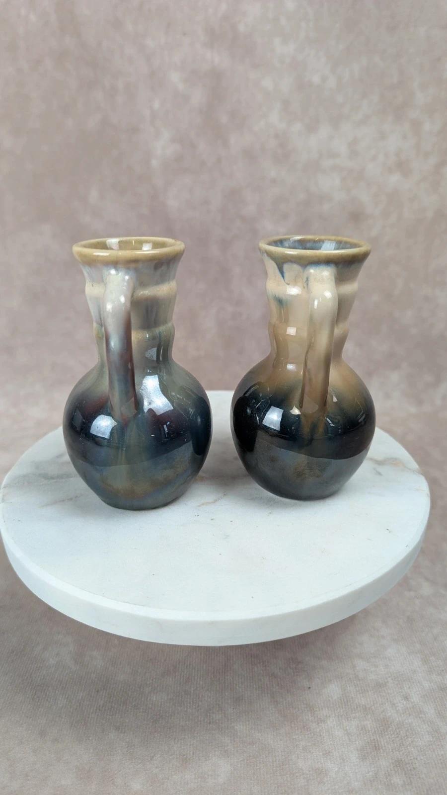 Paire de petits vases en céramique vintage bicolore