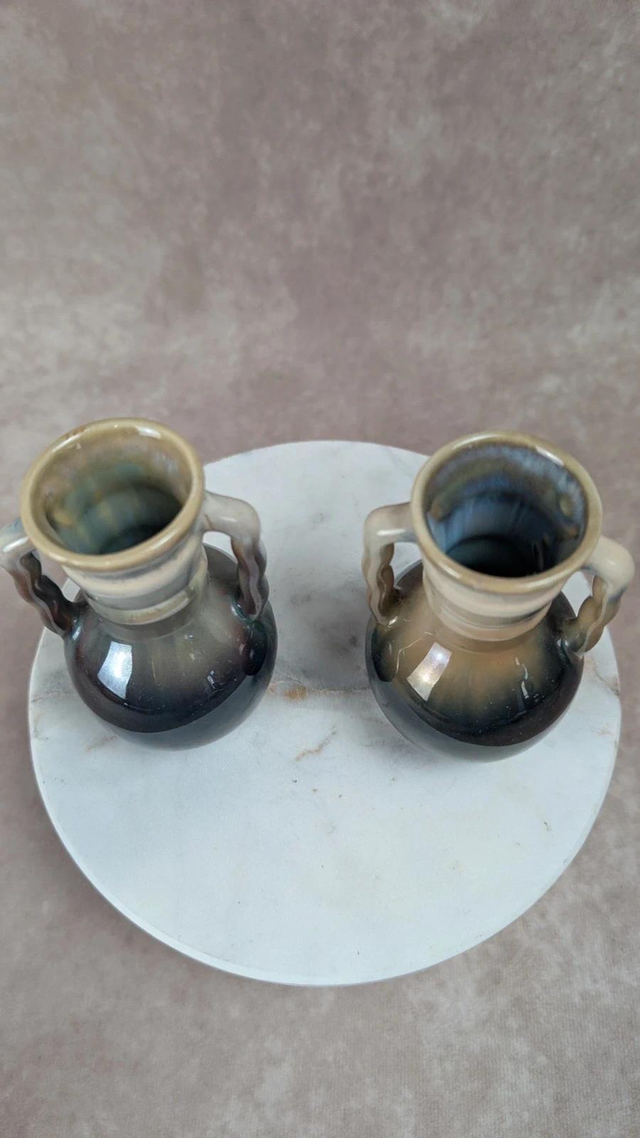 Paire de petits vases en céramique vintage bicolore