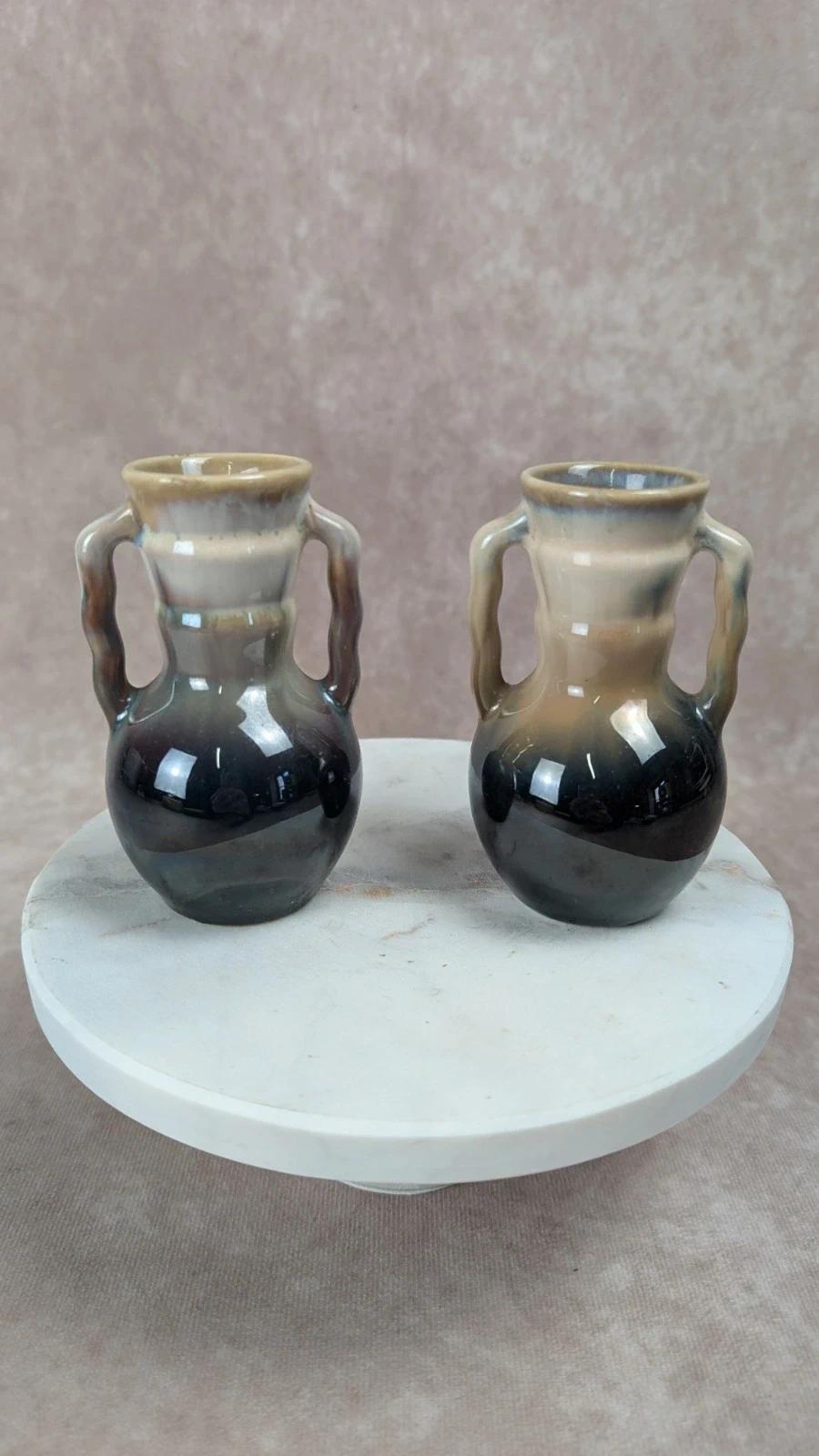 Paire de petits vases en céramique vintage bicolore