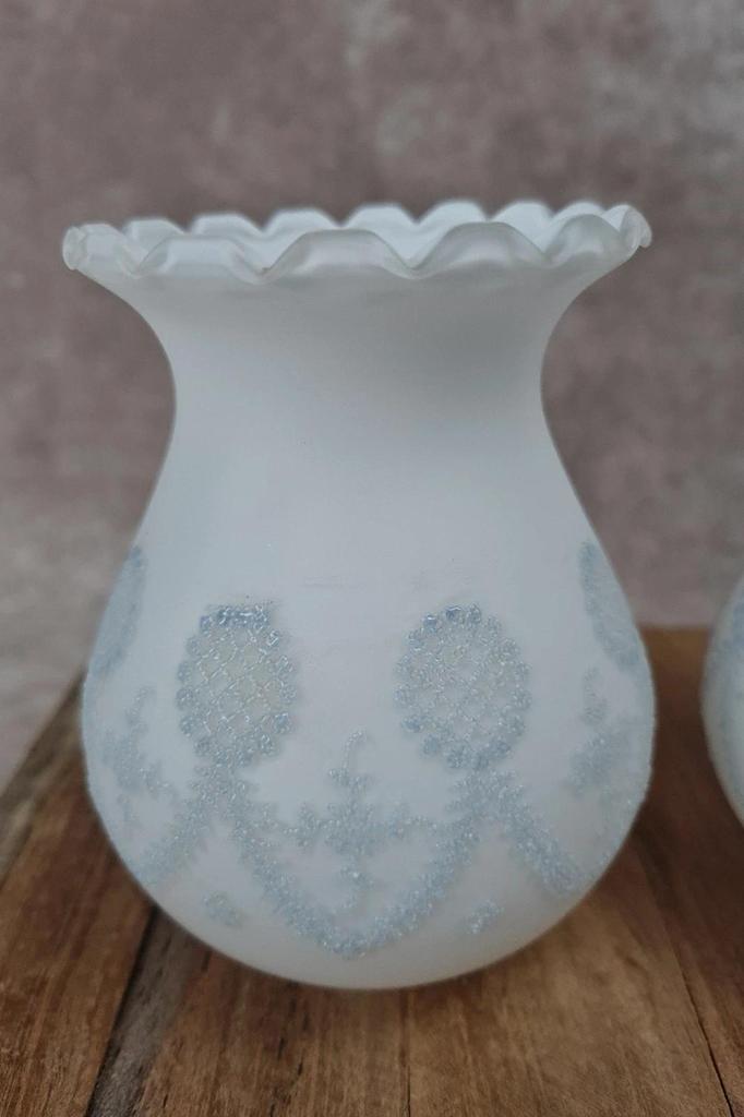 🌿 Paire de tulipes anciennes en opaline blanche & décor perlé bleu – col 4 cm 🌿