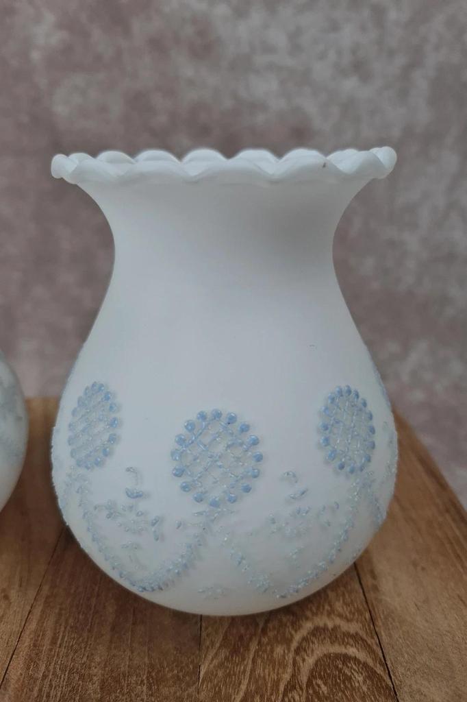 🌿 Paire de tulipes anciennes en opaline blanche & décor perlé bleu – col 4 cm 🌿