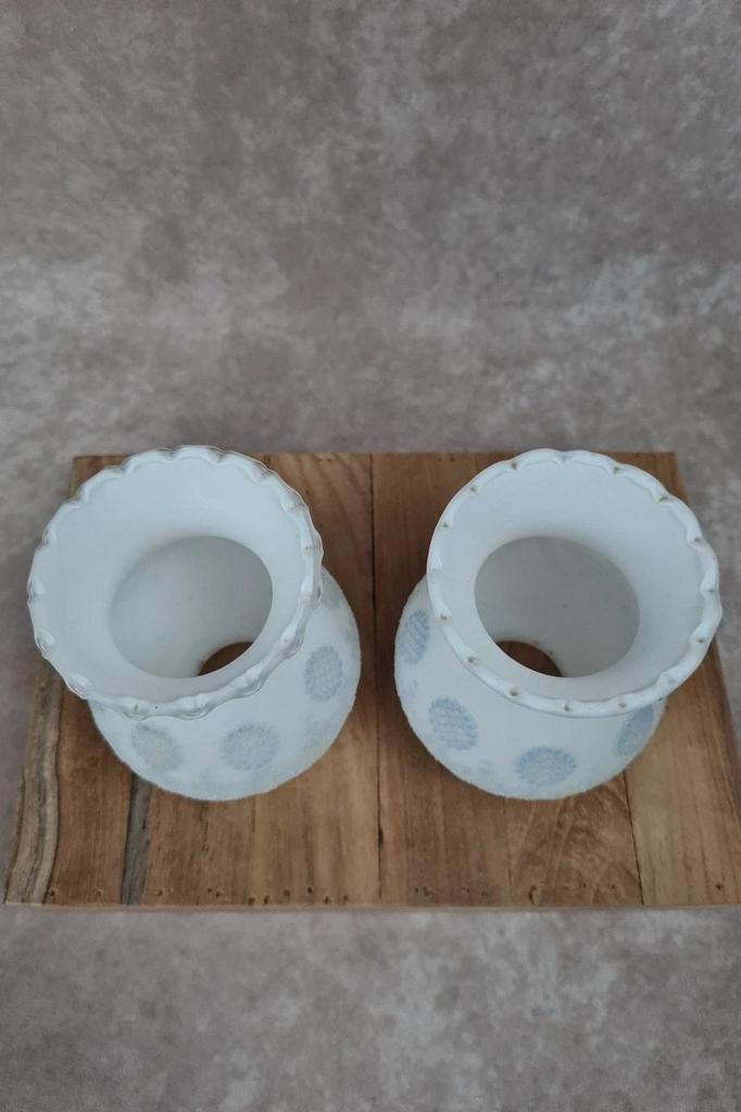 🌿 Paire de tulipes anciennes en opaline blanche & décor perlé bleu – col 4 cm 🌿