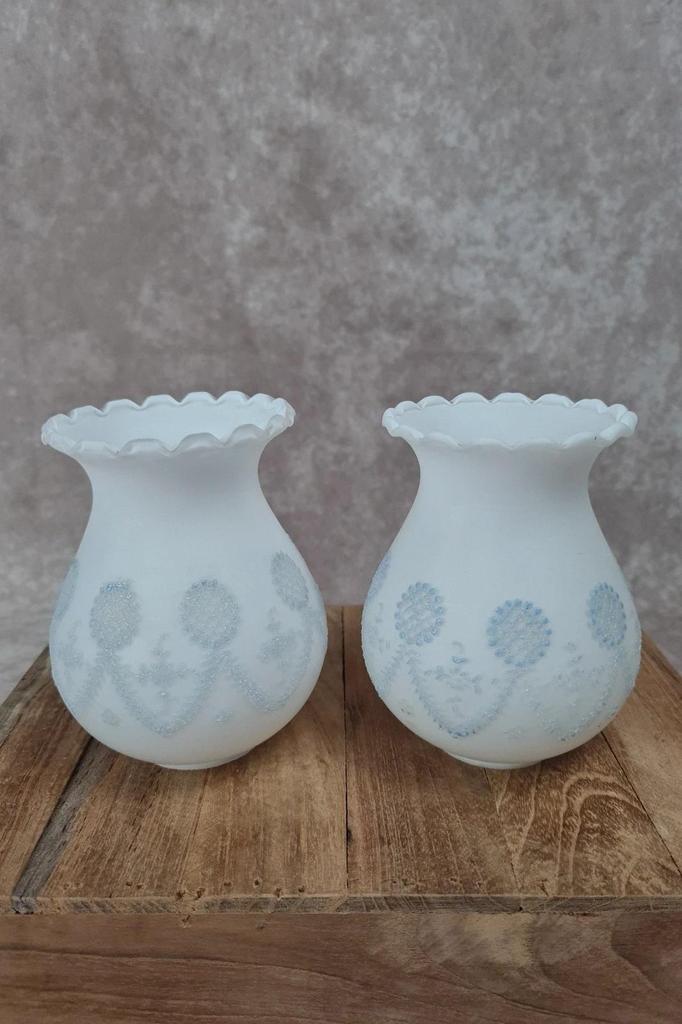 🌿 Paire de tulipes anciennes en opaline blanche & décor perlé bleu – col 4 cm 🌿