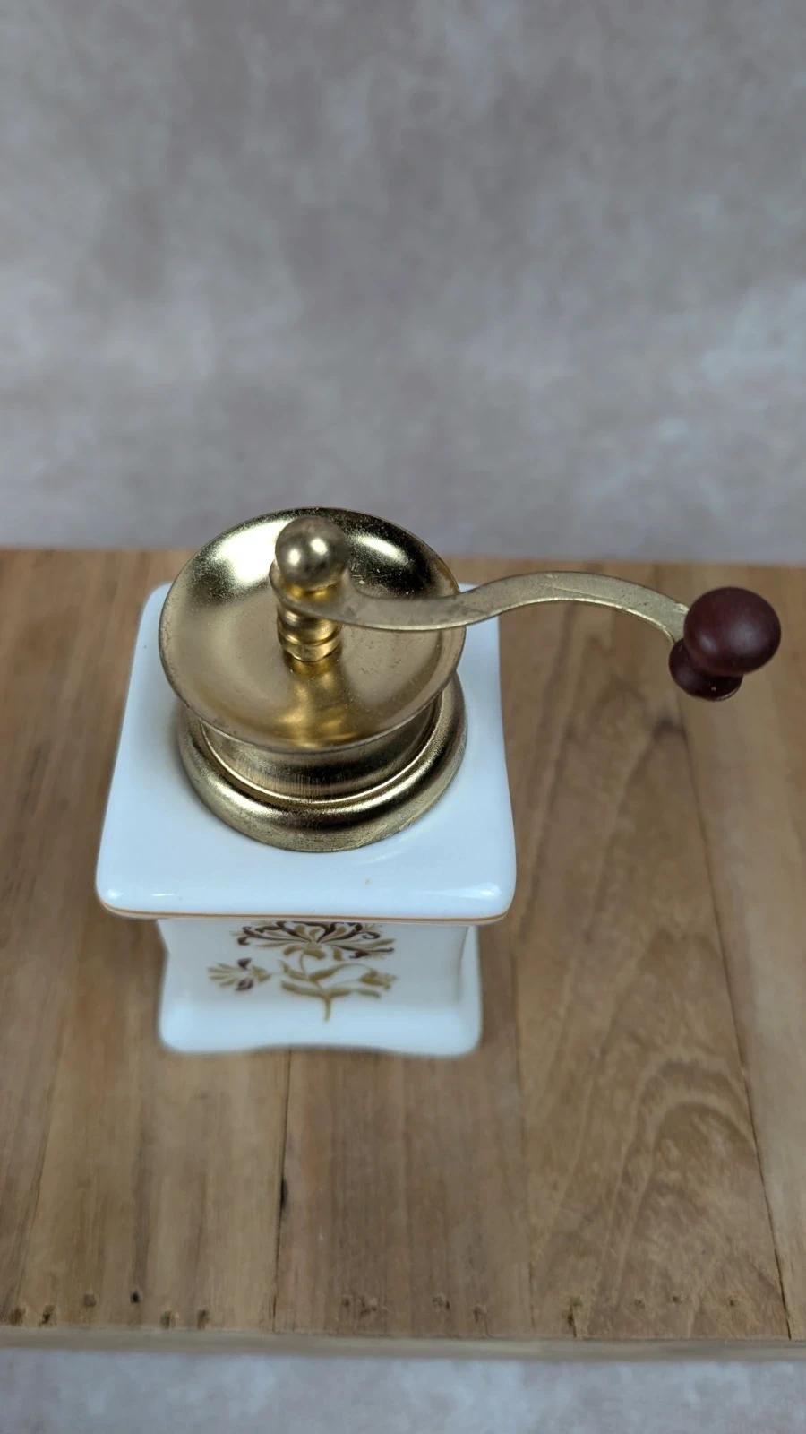 Petit moulin à café décoratif vintage