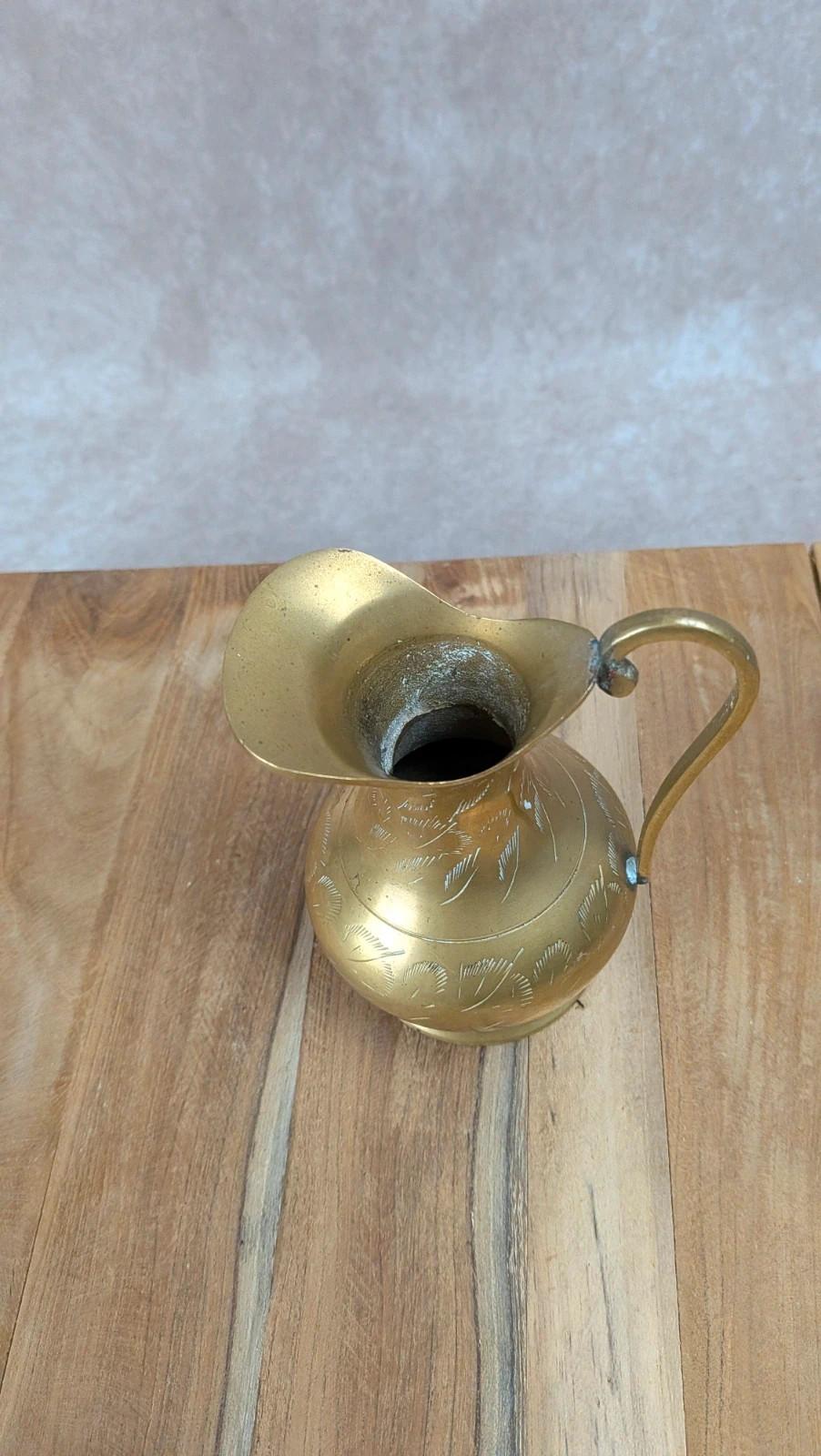 Petit pichet ancien en laiton gravé