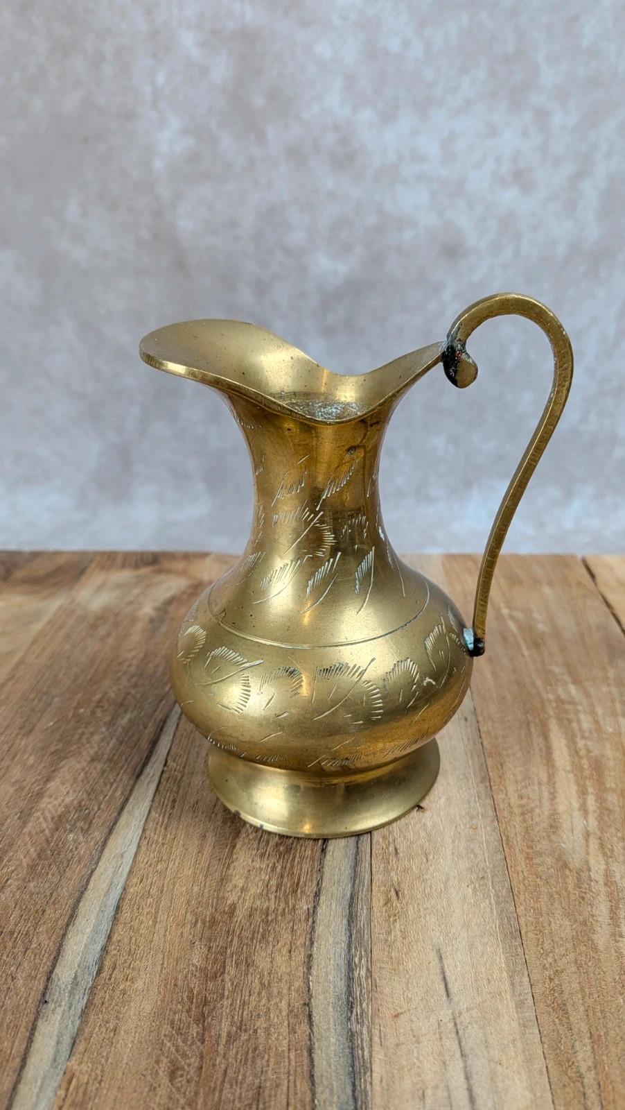 Petit pichet ancien en laiton gravé