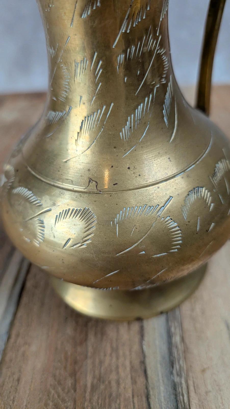 Petit pichet ancien en laiton gravé