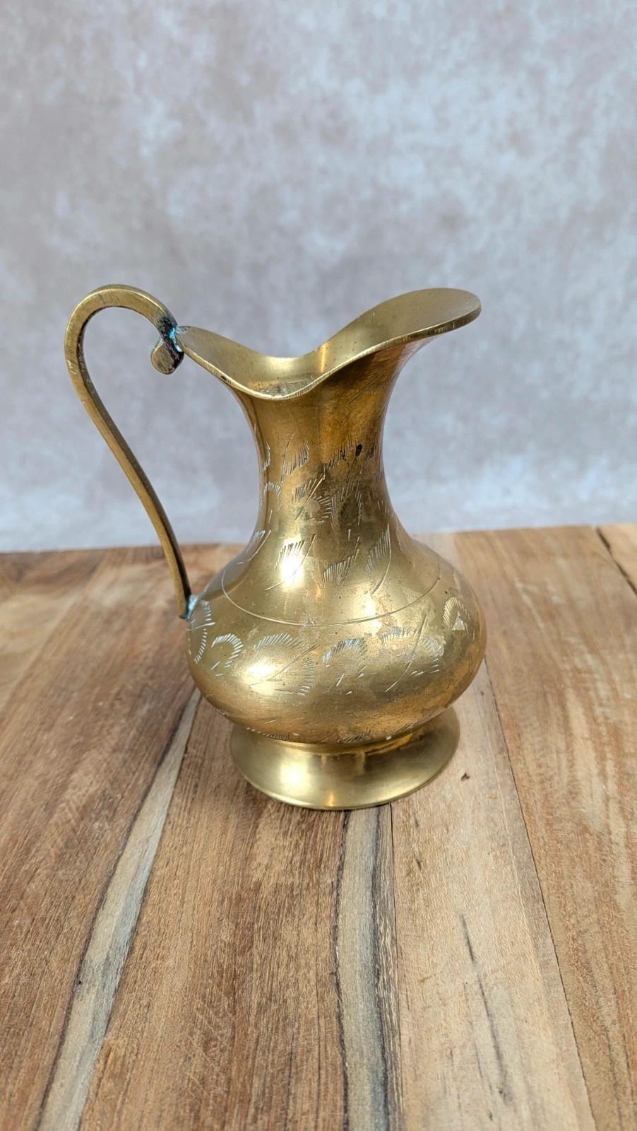 Petit pichet ancien en laiton gravé