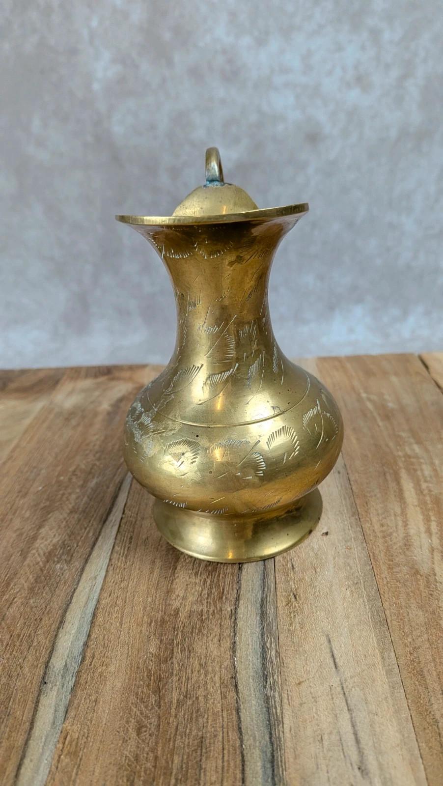 Petit pichet ancien en laiton gravé